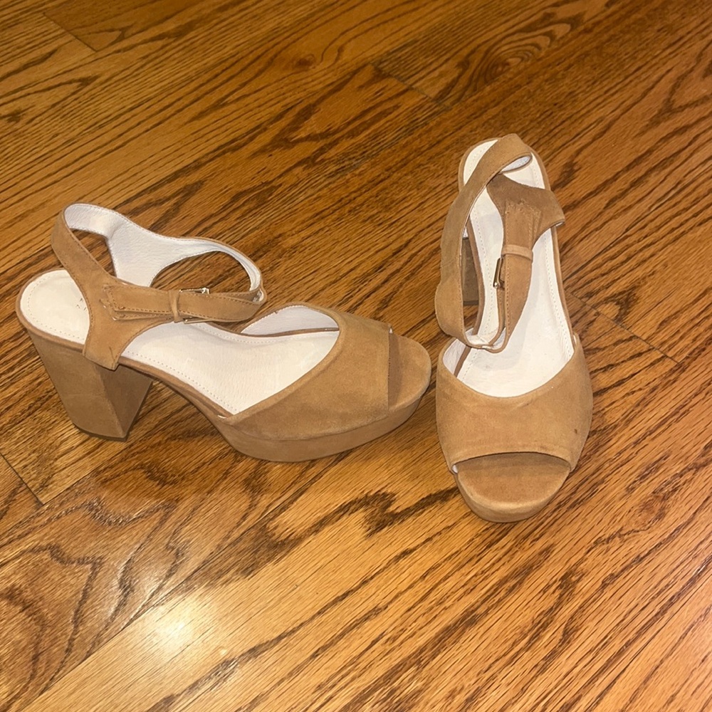 Barney’s New York Woman’s Tan Heels Size 9B